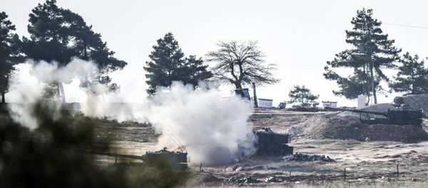 Tanks of the Turkish army shoot in the direction of Syria, near the Syrian border - Sputnik International