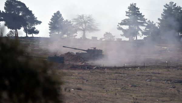 Turkish artillery fire from the border near Kilis toward northern Syria, in Kilis, Turkey, Monday, Feb. 15, 2016. - Sputnik International