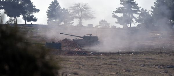 Turkish artillery fire from the border near Kilis toward northern Syria, in Kilis, Turkey, Monday, Feb. 15, 2016. - Sputnik International