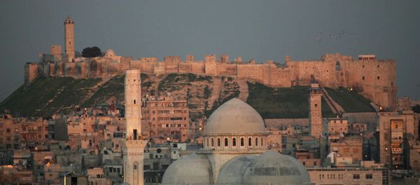 A picture taken 17 March 2006 shows a general view of the historic Syrian city of Aleppo, 350 kms north of Damascus, with its landmark cytadel in the background. - Sputnik International