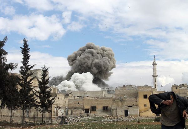 A Syrian man runs for cover as smoke rises from buildings nearby following a reported bombing attack, Aleppo, Syria (file photo) - Sputnik International