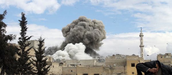 A Syrian man runs for cover as smoke rises from buildings nearby following a reported bombing attack, Aleppo, Syria (file photo) - Sputnik International