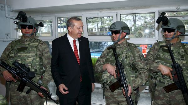 Turkish President Tayyip Erdogan (2nd L) speaks with commandos during his visit at the Gendarmerie Commando Special Forces headquarters in Ankara, Turkey February 16, 2016 Turkish President Tayyip Erdogan (2nd L) speaks with commandos during his visit at the Gendarmerie Commando Special Forces headquarters in Ankara, Turkey February 16, 2016 - Sputnik International