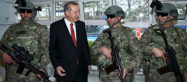 Turkish President Tayyip Erdogan (2nd L) speaks with commandos during his visit at the Gendarmerie Commando Special Forces headquarters in Ankara, Turkey February 16, 2016 Turkish President Tayyip Erdogan (2nd L) speaks with commandos during his visit at the Gendarmerie Commando Special Forces headquarters in Ankara, Turkey February 16, 2016 - Sputnik International