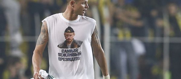 16/02/16 Lokomotiv Moscow's Dmitri Tarasov wearing a t-shirt depicting Russian President Vladimir Putin leaves the pitch after the match. The sign reads, Most polite president. 16/02/16 Lokomotiv Moscow's Dmitri Tarasov wearing a t-shirt depicting Russian President Vladimir Putin leaves the pitch after the match. The sign reads, Most polite president. - Sputnik International