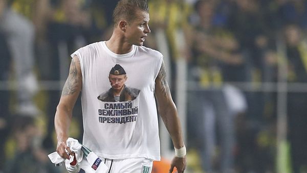 16/02/16 Lokomotiv Moscow's Dmitri Tarasov wearing a t-shirt depicting Russian President Vladimir Putin leaves the pitch after the match. The sign reads, Most polite president. - Sputnik International