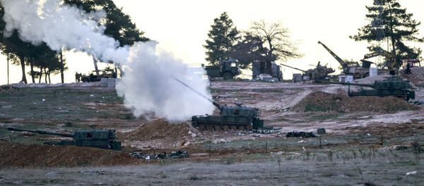 Tanks stationed at a Turkish army position near the Oncupinar crossing gate close to the town of Kilis, south central Turkey, fire towards the Syria border, on February 16, 2016. - Sputnik International