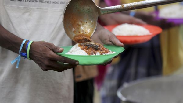 Ethnic Rohingya men queue up for food at a temporary shelter in Bayeun, Aceh province, Indonesia. Ethnic Rohingya men queue up for food at a temporary shelter in Bayeun, Aceh province, Indonesia. - Sputnik International