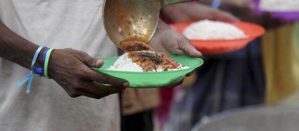 Ethnic Rohingya men queue up for food at a temporary shelter in Bayeun, Aceh province, Indonesia. Ethnic Rohingya men queue up for food at a temporary shelter in Bayeun, Aceh province, Indonesia. - Sputnik International
