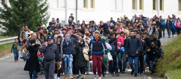 Migrants and refugees across the Slovenian-Austrian border in Sentilj towards Spielfeld on October 18, 2015. Migrants and refugees across the Slovenian-Austrian border in Sentilj towards Spielfeld on October 18, 2015. - Sputnik International