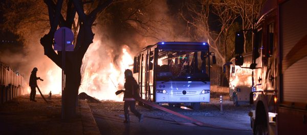 Firefighters try to extinguish flames following an explosion after an attack targeted a convoy of military service vehicles in Ankara - Sputnik International