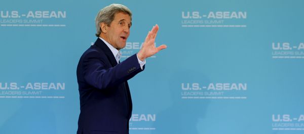 US Secretary of State John Kerry waves as he arrives in a meeting room for the start of a 10-nation Association of Southeast Asian Nations (ASEAN) summit in Rancho Mirage, California February 15, 2016. - Sputnik International