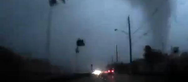 Inattentive driver heads straight into tornado Inattentive driver heads straight into tornado - Sputnik International