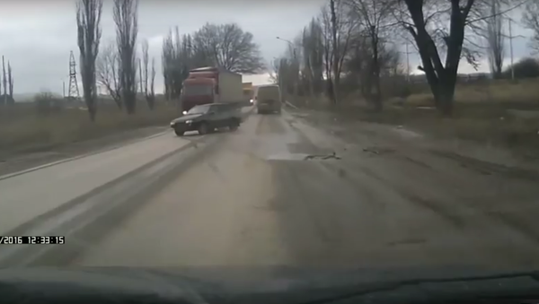 Failed pass nearly costs driver his life - Sputnik International