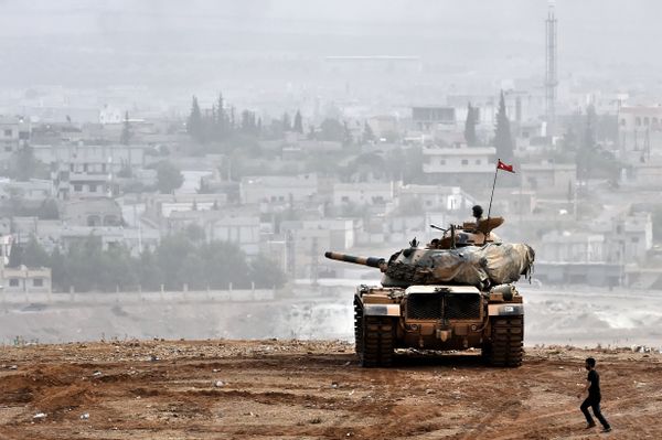 Turkish soldiers on a tank sit opposite the Syrian town of Ain al-Arab, known as Kobane by the Kurds, at the Turkish-Syrian border in the southeastern Turkish village of Mursitpinar, Sanliurfa province (File) - Sputnik International