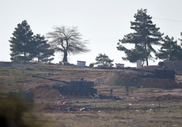 Soldiers carry ammunition as Turkish artillery fire from the border near Kilis toward northern Syria, in Kilis, Turkey, Monday, Feb. 15, 2016 - Sputnik International