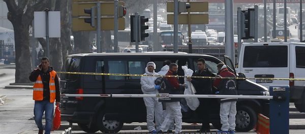 Forensic experts arrive near the site last night's explosion in Ankara, Turkey, February 18, 2016 - Sputnik International