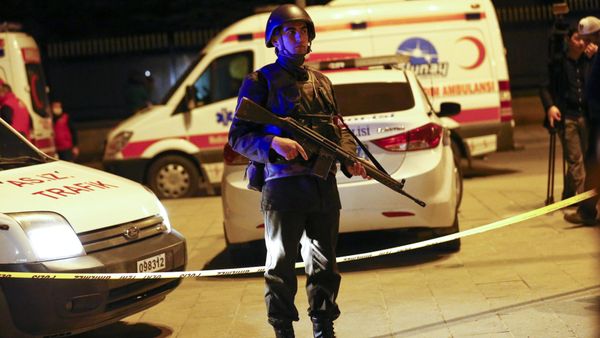 Turkish soldier stands guard near the site of an explosion in Ankara, Turkey February 17, 2016 - Sputnik International