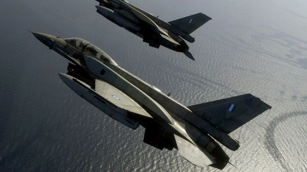 A handout photo by Hellenic Airforce shows two Greek F-16 fighters flying over the Aegean sea - Sputnik International