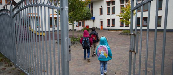 Migrant's children walk towards their school in the village of Oranje, Netherlands, Thursday, Oct. 8, 2015 Migrant's children walk towards their school in the village of Oranje, Netherlands, Thursday, Oct. 8, 2015 - Sputnik International