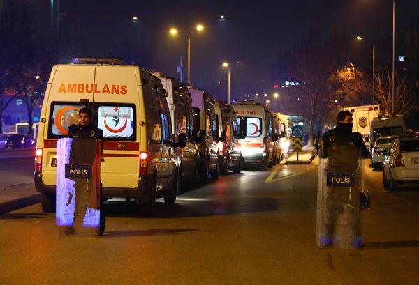 Turkish police secure the site of an explosion after an attack targeted a convoy of military service vehicles in Ankara on February 17, 2016 - Sputnik International
