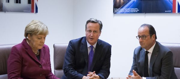 German Chancellor Angela Merkel (L), British Prime Minister David Cameron (C) and French President Francois Hollande (R) take part in a meeting as part of a European Union leaders summit in Brussels on October 15, 2015. - Sputnik International