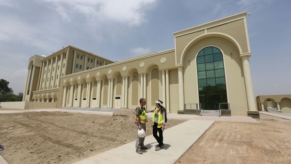 In this Wednesday, May 6, 2015, photo, U.S. engineers chat in front of Afghanistan's new Defense Ministry building, in Kabul, Afghanistan - Sputnik International