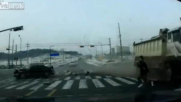 Luckiest pedestrian in South Korea - Sputnik International