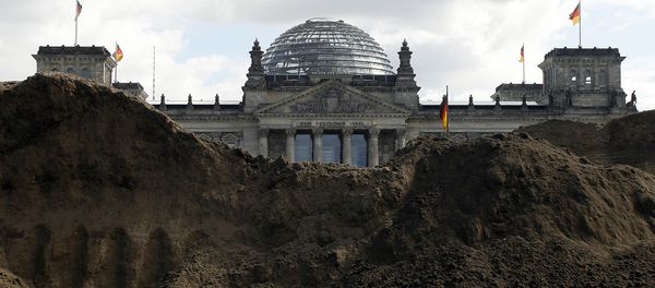 German Parliament building the Reichstag Building seen behind a pile of mud (File) German Parliament building the Reichstag Building seen behind a pile of mud (File) - Sputnik International