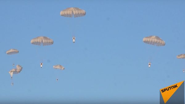 Russian Paratroopers, Vehicles Take Part in Massive Military Drills - Sputnik International