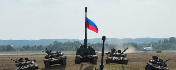 T-90 and T-80 tanks and a Msta-S howitzer at the final rehearsal for the Invincible and Legendary military and patriotic programme of the Engineering Technologies 2014 international forum in Zhukovsky near Moscow - Sputnik International