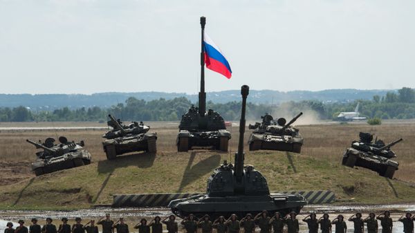 T-90 and T-80 tanks and a Msta-S howitzer at the final rehearsal for the Invincible and Legendary military and patriotic programme of the Engineering Technologies 2014 international forum in Zhukovsky near Moscow - Sputnik International