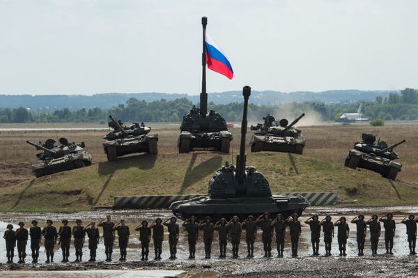 T-90 and T-80 tanks and a Msta-S howitzer at the final rehearsal for the Invincible and Legendary military and patriotic programme of the Engineering Technologies 2014 international forum in Zhukovsky near Moscow T-90 and T-80 tanks and a Msta-S howitzer at the final rehearsal for the Invincible and Legendary military and patriotic programme of the Engineering Technologies 2014 international forum in Zhukovsky near Moscow - Sputnik International