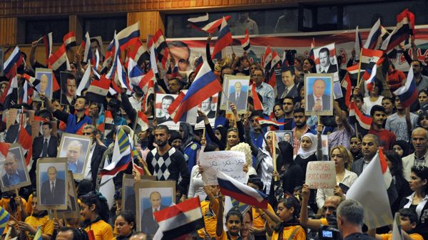 Residents of Latakia, Syria hold a rally to mark the Russian holiday of National Unity Day and to express gratitude to Russia for its combat operation in their country - Sputnik International