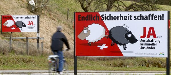 Posters of Swiss People's Party (SVP) demanding to deport criminal foreigners are displayed beside a road in Adliswil, Switzerland February 11, 2016 - Sputnik International