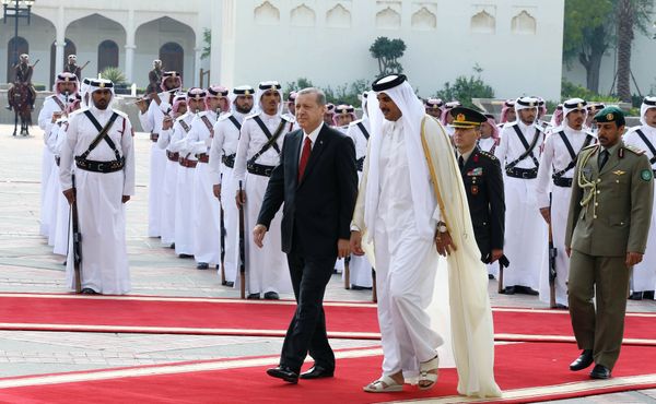 Turkey's President Recep Tayyip Erdogan, left, and Qatar's Emir Tamim bin Hamad Al Thani inspect a military honour guard during a ceremony in Doha, Qatar, Wednesday, Dec. 2, 2015 - Sputnik International