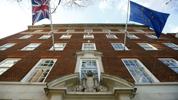 A general view of Europe House, the EU representative office to Britain, flying the flags of the United Kingdom and Europe, in London, Thursday, Feb. 18, 2016 - Sputnik International