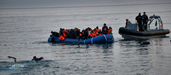 Refugees and migrants massed onto an inflatable boat reach Mytilene, northern island of Lesbos, after crossing the Aegean sea from Turkey on February 17, 2016 Refugees and migrants massed onto an inflatable boat reach Mytilene, northern island of Lesbos, after crossing the Aegean sea from Turkey on February 17, 2016 - Sputnik International