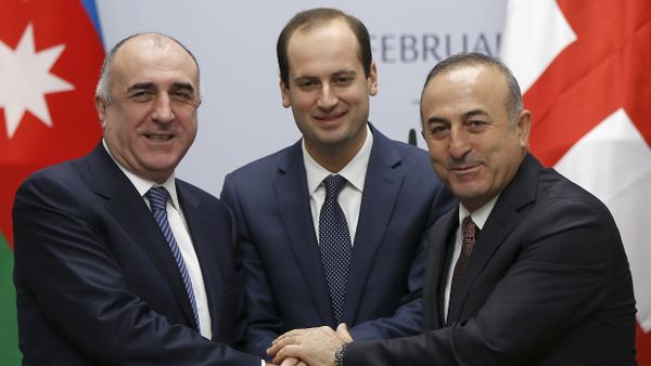 Foreign Ministers Elmar Mammadyarov (L) of Azerbaijan, Mikheil Janelidze (C) of Georgia and Mevlut Cavusoglu of Turkey pose for photograph after their meeting in Tbilisi, Georgia, February 19, 2016 - Sputnik International