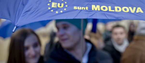 Moldovan students hold an umbrella that uses the European Union symbol to form the sentence I am Moldova after arriving in the Romanian capital to vote, at the main railway station, Gara de Nord, in Bucharest, Romania, Sunday, Nov. 30, 2014 Moldovan students hold an umbrella that uses the European Union symbol to form the sentence I am Moldova after arriving in the Romanian capital to vote, at the main railway station, Gara de Nord, in Bucharest, Romania, Sunday, Nov. 30, 2014 - Sputnik International