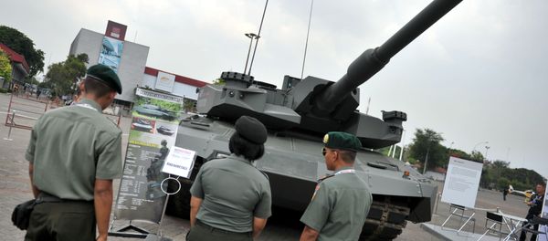 Indonesian military officers look at a German tank, 62 ton-MBT Leopard Evolution, during the 2012 Indodefence expo in Jakarta on November 8, 2012 Indonesian military officers look at a German tank, 62 ton-MBT Leopard Evolution, during the 2012 Indodefence expo in Jakarta on November 8, 2012 - Sputnik International
