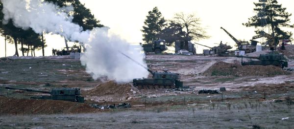 Tanks stationed at a Turkish army position near the Oncupinar crossing gate close to the town of Kilis, south central Turkey, fire towards the Syria border, on February 16, 2016 - Sputnik International