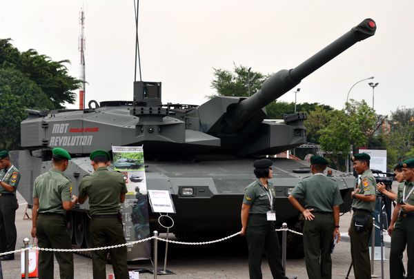 Indonesian military officers look at a German tank, 62 ton-MBT Leopard Evolution, during the 2012 Indodefence expo in Jakarta. file photo  - Sputnik International