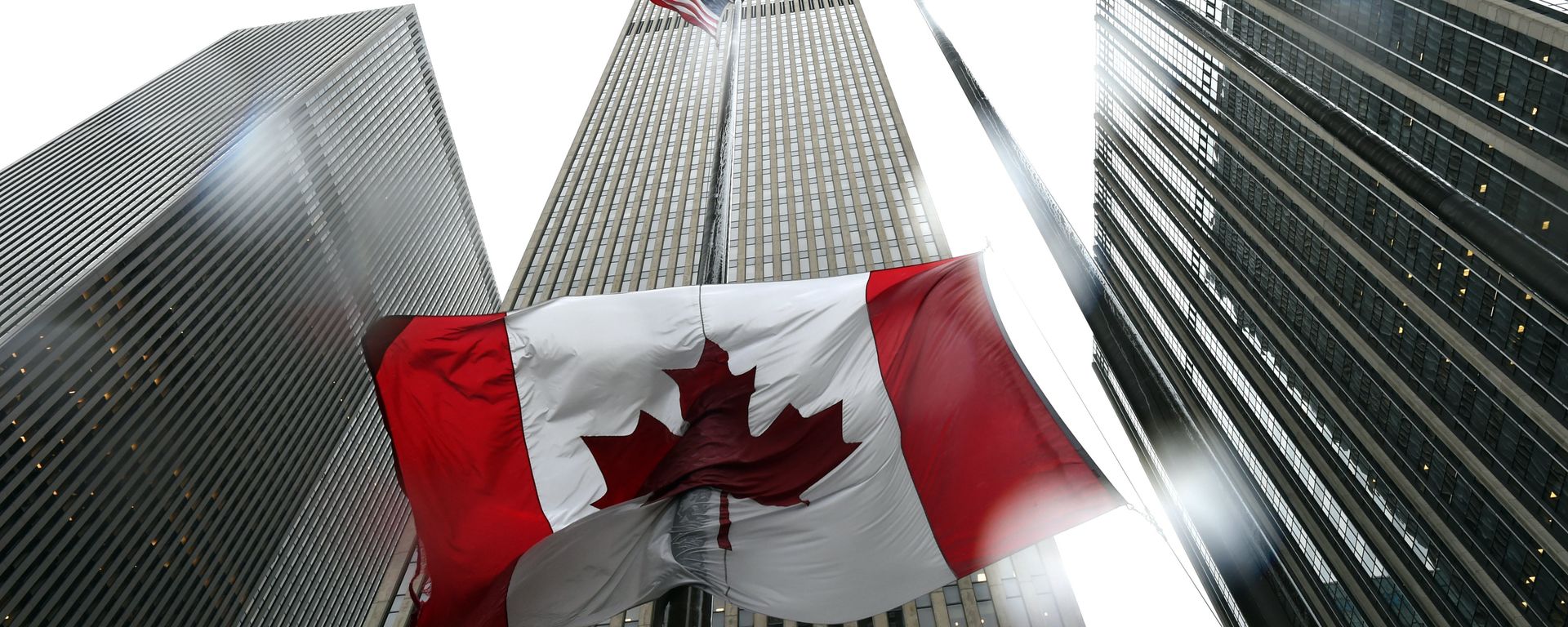 The Canadian flag flies at half-mast at the Consulate General of Canada in New York October 23, 2014. The Canadian flag flies at half-mast at the Consulate General of Canada in New York October 23, 2014. - Sputnik International, 1920, 29.10.2022