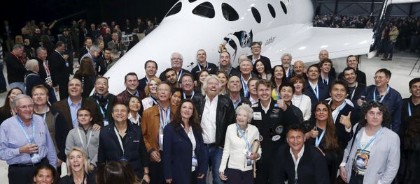 Sir Richard Branson (C) poses with his mother Eve (C-R) and future astronauts after unveiling the new SpaceShipTwo, a six-passenger two-pilot vehicle meant to ferry people into space that replaces a rocket destroyed during a test flight in October 2014, in Mojave, California, United States, February 19, 2016 - Sputnik International