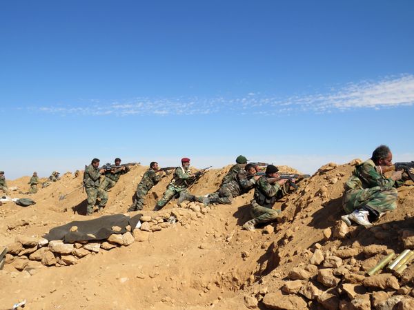 Syrian Army soldiers take positions on the outskirts of Syria's Raqa region on February 19, 2016 - Sputnik International