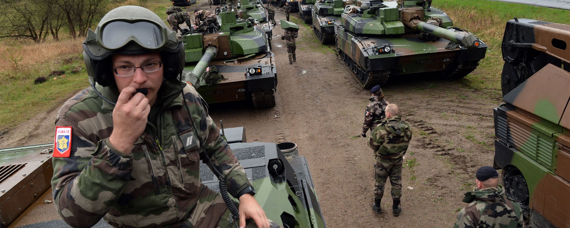 French soldiers unload tanks from a train in Drawsko Pomorskie, northern Poland on 28 April 2015. Fifteen French tanks and 270 soldiers went to Drawsko Pomorskie for a seven-week-long exercise. French soldiers unload tanks from a train in Drawsko Pomorskie, northern Poland on 28 April 2015. Fifteen French tanks and 270 soldiers went to Drawsko Pomorskie for a seven-week-long exercise. - Sputnik International, 1920, 05.09.2021
