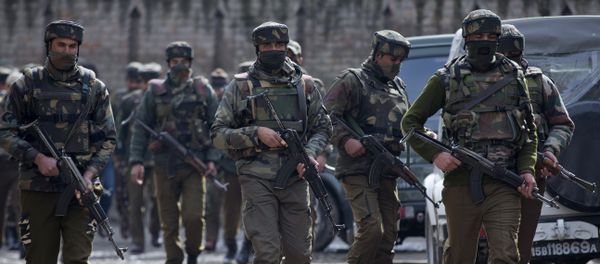 Indian police men secure the area of gunbattle with suspected rebels in Hajin Village some 38 Kilometers (23.75 miles) northeast of Srinagar, Indian controlled Kashmir, Thursday, Feb. 4, 2016 Indian police men secure the area of gunbattle with suspected rebels in Hajin Village some 38 Kilometers (23.75 miles) northeast of Srinagar, Indian controlled Kashmir, Thursday, Feb. 4, 2016 - Sputnik International