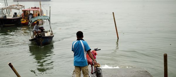 A local resident waits for a boat to cross the island during a thick blanket of haze over Port Klang on October 20, 2015 A local resident waits for a boat to cross the island during a thick blanket of haze over Port Klang on October 20, 2015 - Sputnik International