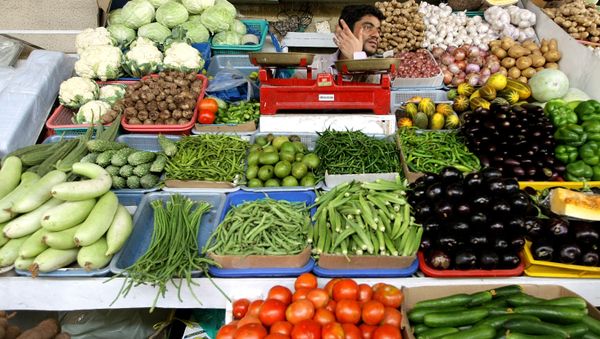 A vendor waits for customers at a market in Dubai on the first day of the holy month of Ramadan on September 1, 2008 - Sputnik International